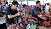 Pada akhir pekan, biasanya jenis daging yang dijual lebih bervariasi lagi. Yang sudah tidak jual adalah daging monyet atau yaki karena penjualan daging ini sudah dilarang.(AFP PHOTO/Bay ISMOYO)