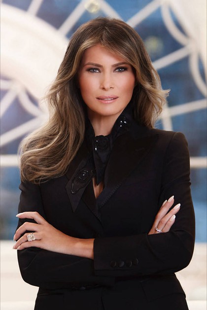 Dolce & Gabbana Dikritik Karena Dandani Melania Trump Untuk Foto Resmi Dolce & Gabbana Dikritik Karena Dandani Melania Trump Untuk Foto Resmi