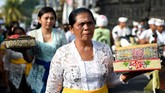 Akibat diperintah raja zalim, rakyat menderita bahkan mereka tidak dapat melakukan persembahyangan. Puncaknya, terjadi panen gagal dan rakyat kelaparan. Rakyat lalu tidak puas terhadap raja dan melakukan pemberontakan. (AFP PHOTO / SONNY TUMBELAKA)