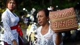 Jalan raya dilaporkan lengang karena seluruh instansi pemerintah dan swasta di Bali menjalani hari libur lokal selama tiga hari untuk memberikan kesempatan masyarakat beribadat dengan khusyuk. (AFP PHOTO / SONNY TUMBELAKA_