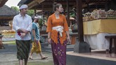 Bukan cuma warga lokal, namun wisatawan mancanegara juga ikut mengenakan pakaian adat ketika melihat perayaan Hari Raya Galungan di Pura Dalem Peliatan, Ubud, Bali, Rabu (5/4). Hari Raya Galungan akan disusul dengan Hari Raya Kuningan sepuluh hari kemudian, atau jatuh pada 15 April. (ANTARA FOTO/Nyoman Budhiana/Spt/17).