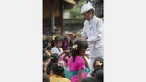 Hari Raya Galungan juga jadi momentum umat Hindu untuk meningkatkan kualitas dan memotivasi diri untuk selalu hidup dalam ketekunan bekerja dengan tidak melupakan keselamatan diri dan lingkungan. (ANTARA FOTO/Nyoman Budhiana/Spt/17).