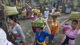 Raja bernama Mayadenawa itu dapat dikalahkan oleh rakyat. Dan hari kemenangan rakyat itu dikenal dengan Hari Raya Galungan, yang bermakna kemenangan dharma melawan adharma. (ANTARA FOTO/Nyoman Budhiana/Spt/17).