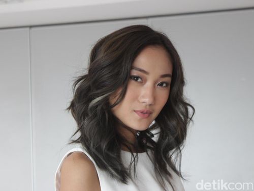 Sering Naik Pesawat, Model Ini Keluhkan Masalah di Telinga Sering Naik Pesawat, Model Ini Keluhkan Masalah di Telinga