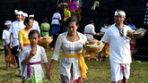 Direktur Program Pascasarjana Institut Hindhu Dharma Negeri Ketut Sumadi mengatakan Hari Suci Galungan dan Kuningan dirayakan umat Hindu secara turun temurun sejak abad ke-delapan Masehi. Konon, kala itu seorang raja dari Kerajaan Bedahulu, Gianyar, memerintah dengan penuh kezaliman. (AFP PHOTO / SONNY TUMBELAKA)