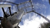 Penampakan roket terbaru Blue Origin, New Shepard yang diklaim bisa digunakan untuk lebih dari sekali peluncuran -sama halnya dengan roket SpaceX milik Elon Musk. (REUTERS/Isaiah J. Downing)