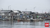 Proyek reklamasi Pulau C berdekatan dengan Desa Kamal Muara. Pulau tersebut membentang dari Pantai Indah Kapuk, sehingga membuat para nelayan harus beradaptasi untuk penangkapan ikan. (Hesti Rika/CNN Indonesia)