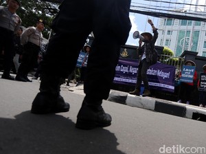 Video: Warga Pulau Pari Demo di KKP, Bakar Ikan-Bawa Kapal One Piece