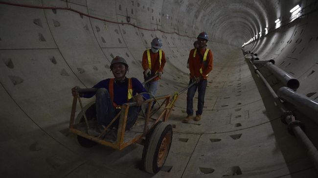 Tiga Pemuda Masuk Terowongan MRT, Kontraktor Kecolongan