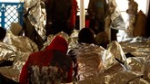 Para imigran terlihat beristirahat di kapal Phoenix milik MOAS. Tubuh mereka dibalut selimut alumunium untuk mengusir dingin dan mencegah hipotermia.