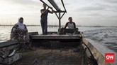 Uuswanto (53) sudah menempati Desa Kamal Muara selama dua puluh tahun lebih. Menurutnya, sejak ada reklamasi laut pantai Utara Jakarta tidak sebiru dulu dan sampah dari proyek reklamasi bertebaran. (CNN Indonesia/ Hesti Rika)