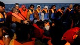 Mereka kemudian dipindahkan ke kapal Phoenix milik MOAS. Sebanyak 700 imigran asal Libya diselamatkan di kapal tersebut. Mereka menumpang perahu karet dari pesisir utara Libya di Sabratha, menuju Italia.