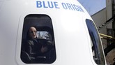 Jeff Bezos saat pamer menaiki kapsul yang nantinya akan digunakan untuk wahana jelajah luar angkasa secara komersial. (REUTERS/Isaiah J. Downing TPX IMAGES OF THE DAY)
