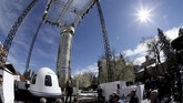 CEO Blue Origin Jeff Bezos saat mengungkap misi penerbangan komersial roket New Glenn dan kapsul New Shepard yang bisa membawa penumpang di ajang Simposium Antariksa ke-33 di Colorado, AS. (REUTERS/Isaiah J. Downing)