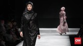 Sofie menjadi satu dari lima desainer yang menutup panggung Muslim Fashion Festival 2017, di Jakarta Convention Centre, Minggu (9/4) setelah berlangsung empat hari. Selain ia, ada Najua Yanti, Hannie Hananto, Monika Jufri dan Barli Asmara.(CNN Indonesia/Hesti Rika Pratiwi)