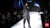 Lewat labelnya Sofie Design, desainer bernama asli Ahmad Sofiyulloh memberi kejutan dengan menampilkan rancangan busana muslim yang kental nuansa 'bermain-main', terutama lewat penutup kepala dari topi hingga hoodie, dan tudung. (CNN Indonesia/Hesti Rika Pratiwi)