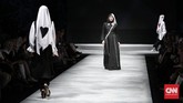 Sementara, Hannie Hananto tak kalah bermain-mainnya ketika menampilkan koleksi bertema 'Hijabi Lady, Pretty Preppy'. Ada logo hati besar berwarna merah atau hitam di atas busana putih rancangannya. (CNN Indonesia/Hesti Rika Pratiwi)