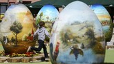 Pameran berkonsep unik itu sudah biasa dilakukan sejak satu dekade lalu, dan terus menyedot perhatian publik, terutama anak-anak. Mereka bisa berlarian di sekitar telur. (REUTERS/Antonio Bronic)