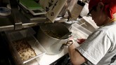 Ramen Nagi menyajikan semangkuk ramen dengan tambahan garnish dan pelengkap berupa serangga goreng kering dan juga jangkrik goreng. (REUTERS/Kim Kyung-Hoon)