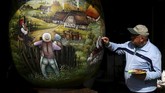 Telur-telur itu dilukis oleh seniman lokal seperti Stjepan Pongrac, Josip Greguric, Duro Jakovic, dan Zlatko Strficek. Bersama, mereka menggambari telur-telur itu dengan berbagai lukisan nan indah, seperti gambar padang rumput maupun ayam jago. (REUTERS/Antonio Bronic)