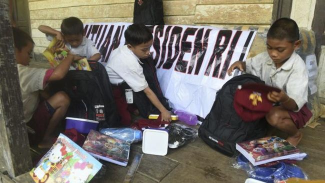 Ratusan Paket Bantuan Jokowi Diterima Siswa SD Bengkayang