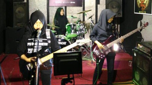 Suka-duka Band Metal Berhijab Garut: Ditolak Tampil Hingga Dapat Cibiran Suka-duka Band Metal Berhijab Garut: Ditolak Tampil Hingga Dapat Cibiran