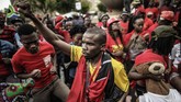 Ribuan orang dari partai posisi dan warga sipil berdemonstrasi di depan halaman Union Buildings, di Pretoria, Afrika Selatan, menuntut pelengseran Presiden Jacob Zuma, yang memimpin Afsel selama dua periode sejak 2009. (AFP/Gianluigi Guercia)