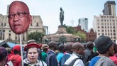 Namun analis politik Afrika Selatan Alastair Newton menyebut Zuma kemungkinan besar masih akan terus berkuasa, karena dia masih mendapat dukungan dari partai terbesar di Afsel, Kongres Nasional Afrika. (AFP/Marco Longari)