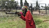 Selain alasan korupsi yang ditudingkan pada Zuma, karena dia memberi banyak keuntungan pada keluarga Gupta, konglomerat kaya asal India, warga juga marah karena Zuma memecat Menteri Keuangan Pravin Gordhan. (AFP/Marco Longari)