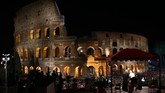 Pemimpin umat Katolik Paus Fransiskus memimpin prosesi the Via Crucis dari rangkaian perayaan Jumat Agung di depan Colosseum, Roma, Italia, 14 April 2017. (REUTERS/Alessandro Bianchi)