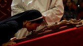 Biarawati Katolik mencium salib di hari Jumat Agung, yang menjadi rangkaian perayaan Paskah di Katedral St. Joseph di Hanoi, Vietnam, 14 April 2017. (REUTERS/Kham)