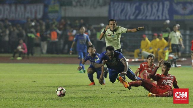 Djadjang Puas Performa Essien dan Cole di Persib