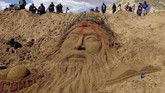 Di Bolivia, sekelompok seniman membuat patung kepala Yesus yang berdarah dengan pasir di pekan perayaan Paskah, 14 April 2017. (REUTERS/David Mercado).