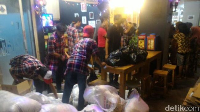 Panwaslu Jakarta Barat Amankan Sembako di Masa Tenang Pilkada