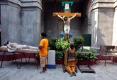 Umat Kristiani di Kolkata, India berdoa di depan patung Yesus dalam perayaan Jumat Agung, 14 April 2017. (REUTERS/Rupak De Chowdhuri)