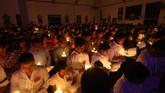 Umat katolik mengikuti misa malam paskah di Gereja Katholik Santo Thomas, Seyegan, Sleman, Yogyakarta, 15 April 2017. (ANTARA FOTO/Andreas Fitri Atmoko).