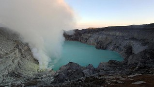 Kawah Ijen Keluarkan Gas Beracun, Warga Dilarikan ke RS