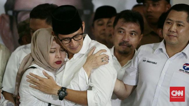 Cantiknya Istri Sandiaga Uno Saat Pelantikan Anies-Sandi