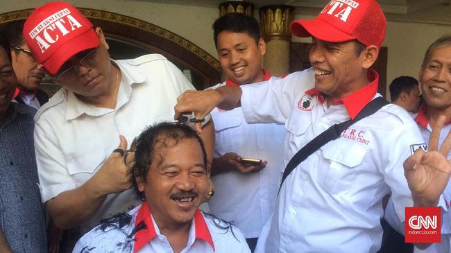 Ahok Kalah Pengacara ACTA Potong Rambut Sampai Botak 