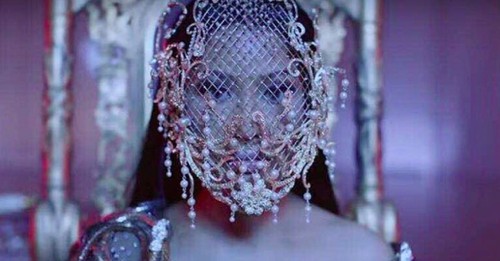 Rinaldy A. Yunardi Tertantang Ketika Rancang Topeng untuk Nicki Minaj Rinaldy A. Yunardi Tertantang Ketika Rancang Topeng untuk Nicki Minaj