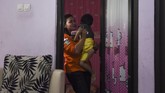 Semangat Kartini tidak berhenti sampai di zamannya. Banyak Kartini muda yang lahir di zaman sekarang, tak terkecuali seorang rescuer perempuan Basarnas bernama Berty Iswandini. (ANTARA FOTO/Zabur Karuru).