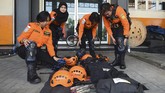 Setiap harinya Berty bersama rekan Basarnas Surabaya lainnya melakukan latihan rutin untuk meningkatkan kemampuan penyelamatan mereka. (ANTARA FOTO/Zabur Karuru).