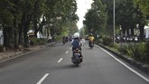 Rescuer perempuan Basarnas Berty Iswandini menuju Kantor SAR Surabaya. (ANTARA FOTO/Zabur Karuru).