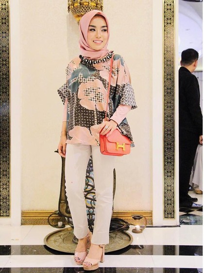 Medina Zein, Kartini Milenial Berhijab yang Jadi Miliuner di Usia 24 Medina Zein, Kartini Milenial Berhijab yang Jadi Miliuner di Usia 24