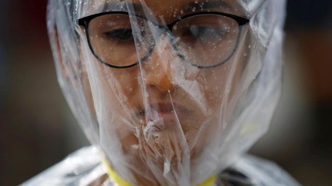 Para Pemberontak 'Penyerang' Kantong Plastik