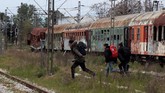 Para imigran dari Aljazair punya satu harapan saat meninggalkan negaranya: kehidupan yang lebih baik. Namun, saat tiba di Eropa, nasib lain menyambut mereka. Terlunta dan tanpa dokumen resmi, mereka bertahan hidup sebagai imigran gelap.