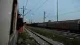 Lebih dari satu juta pengungsi dan imigran tiba di Eropa sejak 2015. Mereka mendarat di Yunani dari Turki, lalu menyebar ke wilayah Balkan menuju Jerman atau Austria. Namun, rute tersebut ditutup tahun lalu dan membuat lebih dari 60 ribu pengungsi terdampar di Yunani.