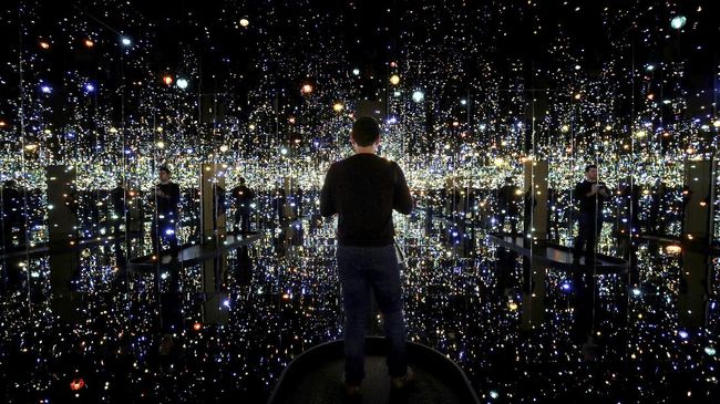 Selfie Atau Kontemplasi Di Infinity Room Yayoi Kusama