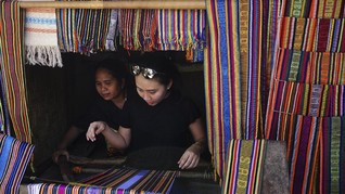 Parade Kain Tradisional jadi Sorotan di Peringatan HIMAS