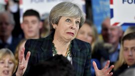 Dua Menteri Mundur, Theresa May Rombak Kabinet